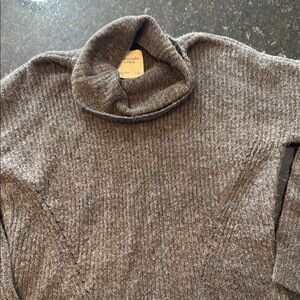 Abercrombie & Fitch Gray Turtleneck Sweater with Ribbed Texture